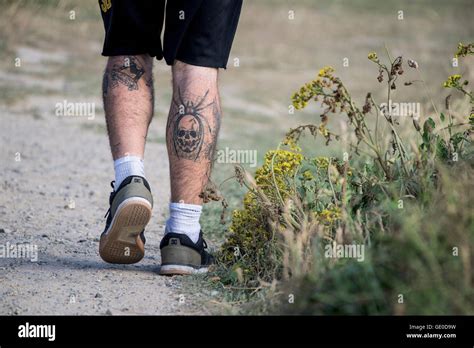 tatuaggi sulle gambe uomo|Tatuaggi gambe, 48 esempi su coscia, polpaccio,。